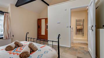 4 bedrooms, iron/ironing board, WiFi, bed sheets