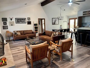 Smart TV, fireplace, video games - Cozy nights by the fireplace + game room, pool table, games, AC and much more. (Ruidoso)