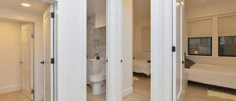 4 habitaciones, tabla de planchar con plancha, wifi y ropa de cama
