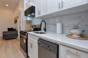 Mikrowelle, Ofen, Herdplatte, Geschirrspüler