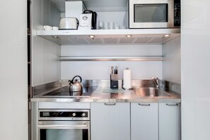 Réfrigérateur, micro-ondes, four, plaque de cuisson