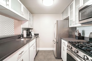 Køleskab, mikrobølgeovn, kogeplade, opvaskemaskine