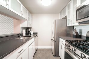 Coffee/tea maker, fridge, microwave, stovetop