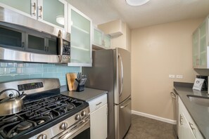 Refrigerador, microondas, horno y parrilla de estufa 