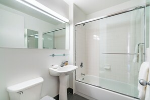 Ein Badezimmer mit Toilette, Waschbecken und Duschkabine.