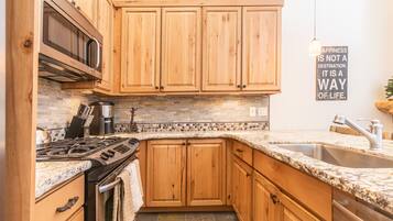 Condo, 2 Bedrooms | Dapur peribadi | Peti sejuk, pembancuh kopi/teh, pembakar roti