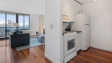 Coffee/tea maker, fridge, microwave, stovetop
