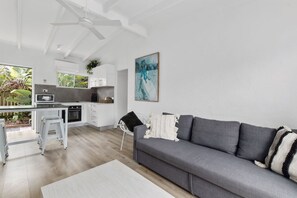 TV - PA3 Noosa, Sunshine Beach,private courtyard (Sunshine Beach)