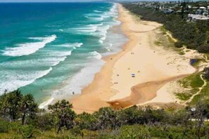 Beach nearby - PA3 Noosa, Sunshine Beach,private courtyard (Sunshine Beach)