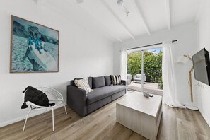 TV - PA3 Noosa, Sunshine Beach,private courtyard (Sunshine Beach)