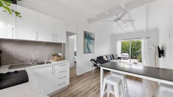 Mikrobølgeovn, ovn, kokeplater og brødrister