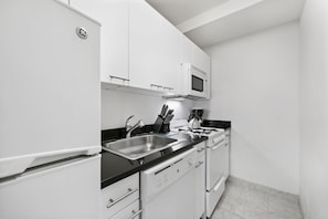 Kjøleskap, mikrobølgeovn, kokeplater og oppvaskmaskin