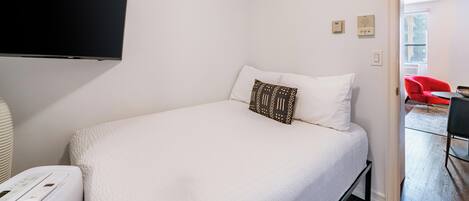 Iron/ironing board, free WiFi, bed sheets