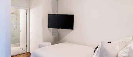 Iron/ironing board, WiFi (free), bed sheets