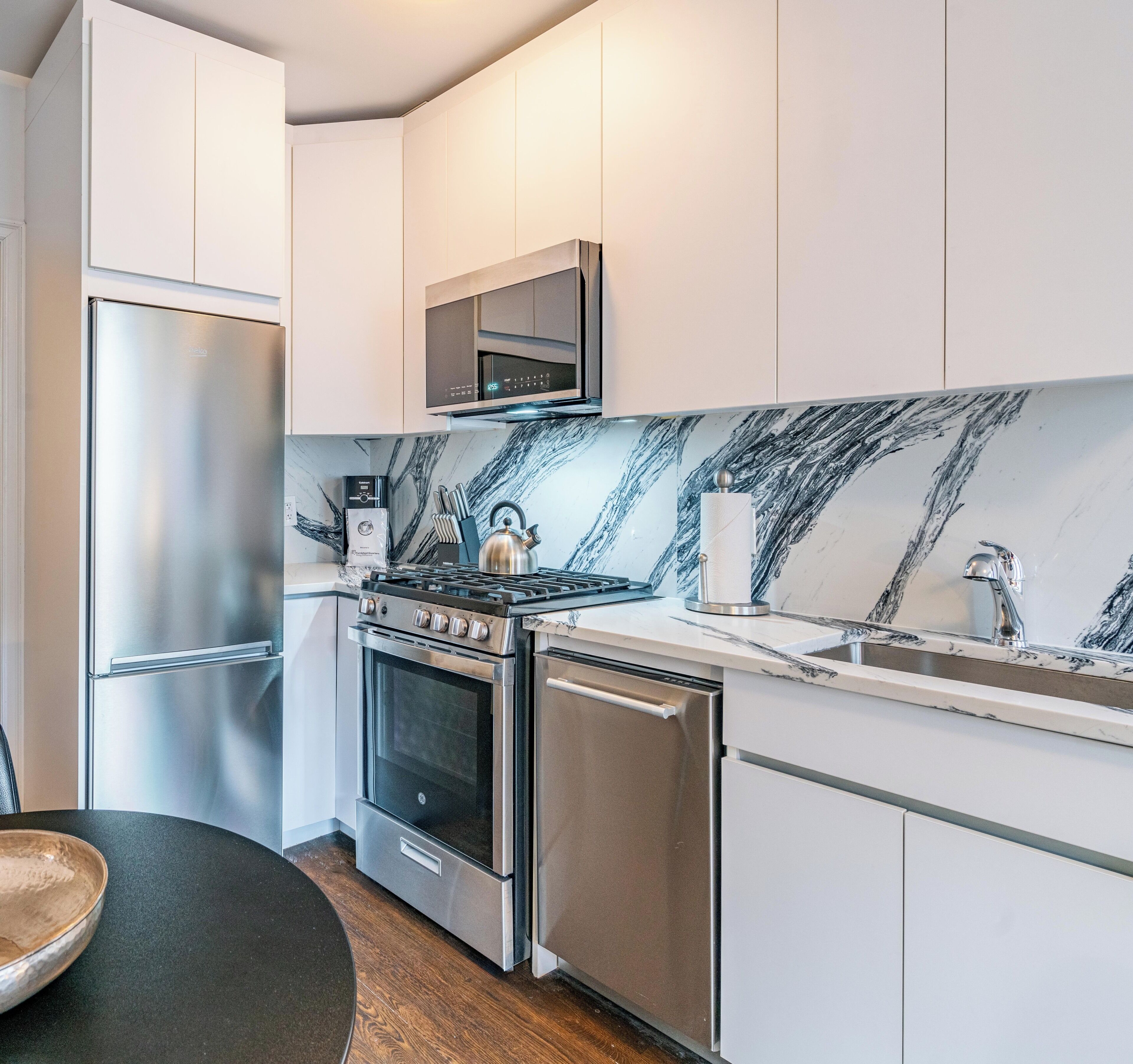 Réfrigérateur, four à micro-ondes, surface de cuisson, lave-vaisselle