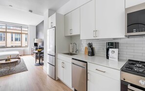 Réfrigérateur, four à micro-ondes, un four, surface de cuisson