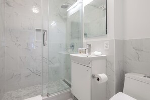 Een haardroger, shampoo