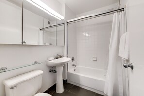 Hair dryer - Beautiful Chelsea One Bedroom in Great Location (New York)