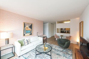 TV - Modern 1 Bed in Convenient Chelsea Location (New York)