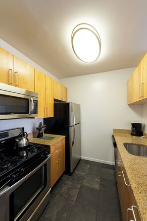 Coffee/tea maker, fridge, microwave, oven - Modern 1 Bed in Convenient Chelsea Location (New York)