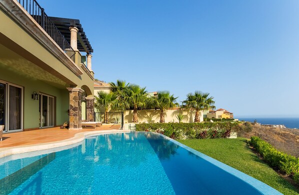 Een buitenzwembad en een verwarmd zwembad