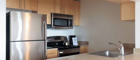 冷蔵庫、電子レンジ、オーブン、コンロ