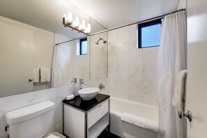 Hair dryer - Luxury 1 Bedroom in Gramercy Park High-Rise (New York)