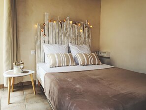 3 bedrooms, desk, internet