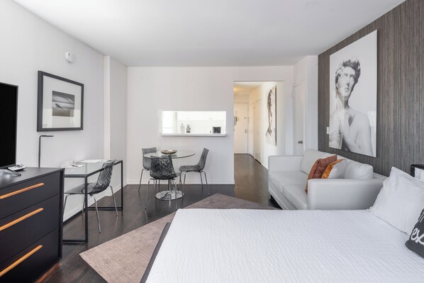 Iron/ironing board, free WiFi, bed sheets - Elegant Studio Apartment in the Upper East Side (New York)