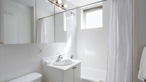 Hair dryer, shampoo - Live Like a Local | UES, Pet-Friendly, Laundry (New York)