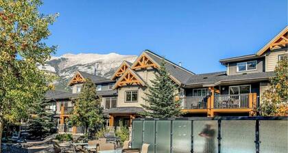 Cozy Mountain Hideaway, King Bed, hot tub, free parking, Wi-Fi, up to 4 people!
