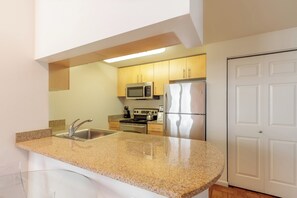 Fridge, microwave, stovetop, dishwasher