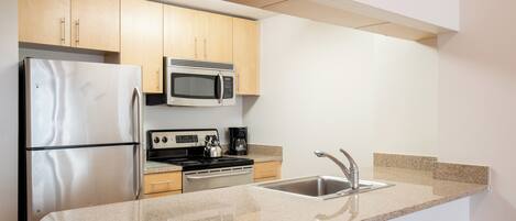 冷蔵庫、電子レンジ、オーブン、コンロ