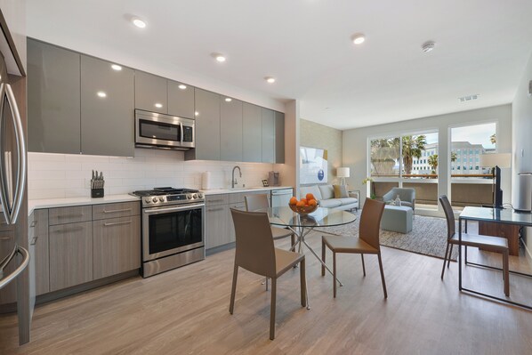 Fridge, microwave, oven, stovetop - One Bed Perfect for WFH in Heart of Silicon Valley (Mountain View)