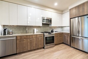 Fridge, microwave, oven, stovetop - One Bed Perfect for WFH in Heart of Silicon Valley (Mountain View)