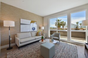 TV - Silicon Valley One Bedroom with Luxury Amenities (Mountain View)