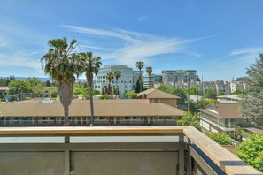 Unclassified image, 2 of 10, button