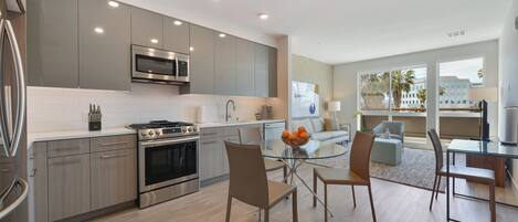 冷蔵庫、電子レンジ、オーブン、コンロ