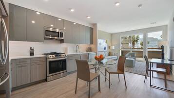 Een koelkast, een magnetron, een oven, een kookplaat