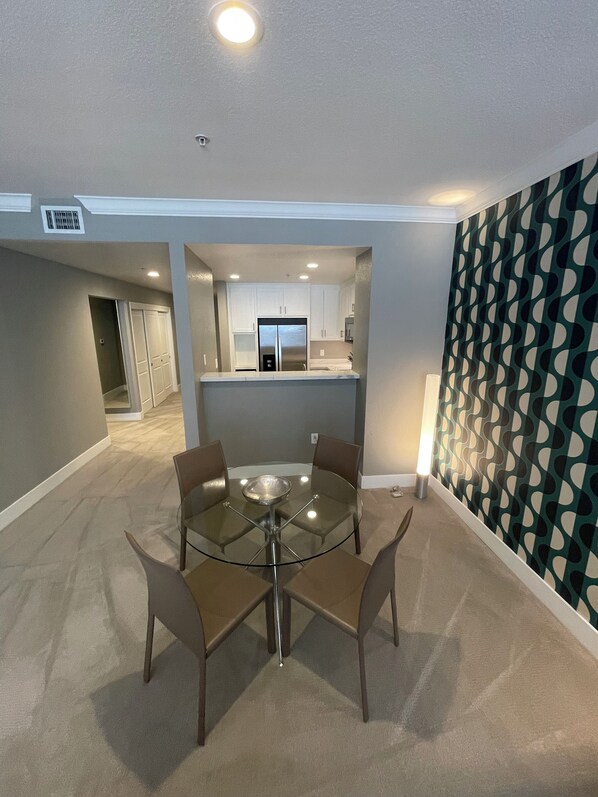 Dining - San Jose Luxury One Bedroom Apartment (San Jose)