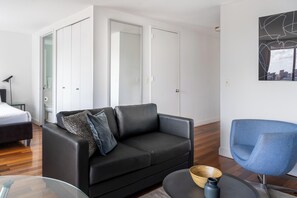 Unclassified image, 5 of 7, button