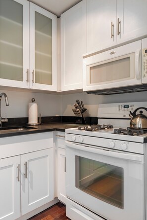 Refrigerador, microondas, horno y parrilla de estufa 