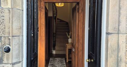 Crown Jewel - 4 Bedroom, 2 Bathroom Townhouse w Parking- Inverness City Centre