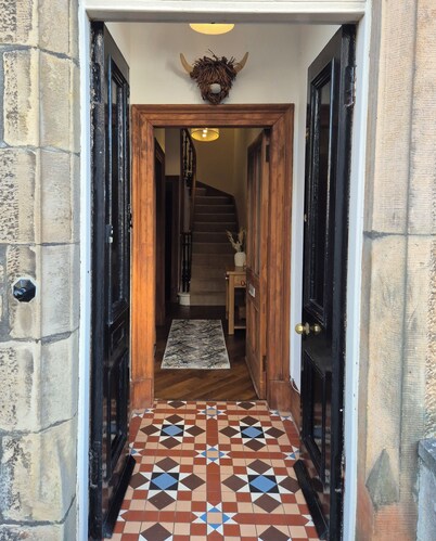 Crown Jewel - 4 Bedroom, 2 Bathroom Townhouse w Parking- Inverness City Centre