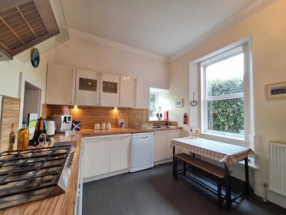 Crown Jewel - 4 Bedroom, 2 Bathroom Townhouse w Parking- Inverness City Centre