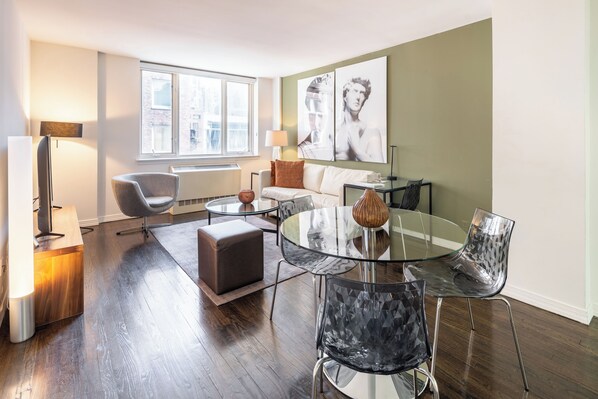 TV - Modern, Comfortable One Bed on the Upper East Side (New York)