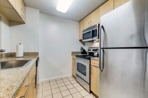 Réfrigérateur, micro-ondes, plaque de cuisson, lave-vaisselle