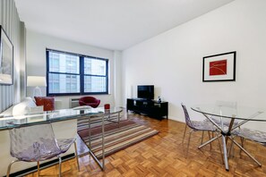 TV - Modern 1 Bedroom in Historic Downtown Jersey City (Jersey City)