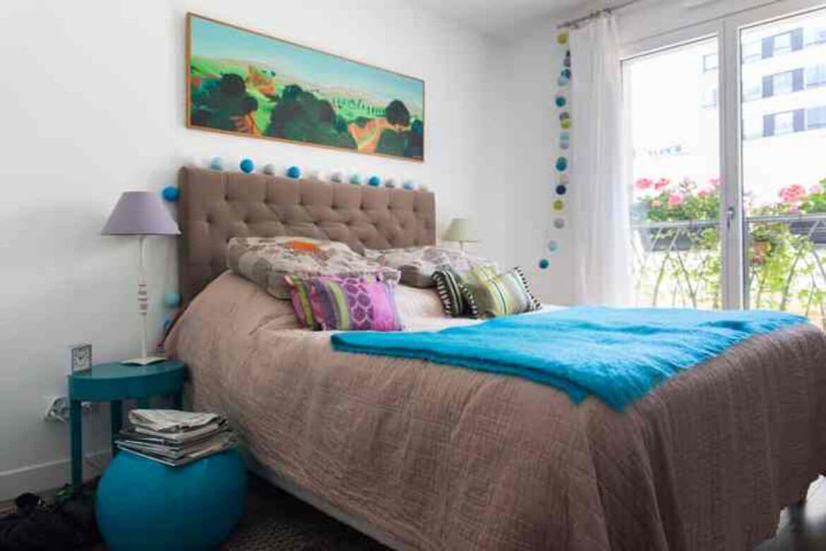 Tabla de planchar con plancha, wifi y ropa de cama 