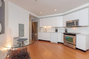 Fridge, microwave, oven, stovetop - 1 Bedroom near Rose Kennedy Greenway (Boston)